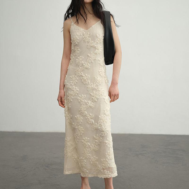 Весеннее платье с подвязками и объемным цветочным принтом