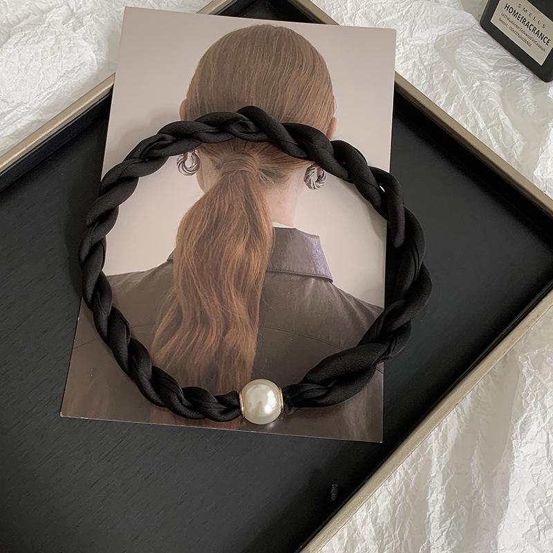 Pearl Necklace Twist Silk Scarf High-end Neck Protection Scarf with Shirt Magnetic Silk Scarf Simple Scarf Collarbone Chain