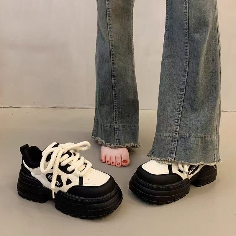 Оригинальные нишевые туфли на толстой подошве, женская весна 2025, новые универсальные маленькие белые туфли, корейские повседневные спортивные туфли для пап