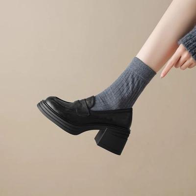 Мягко и нежно! 2025 осень и зима новая однотонная круглая носочная часть маленькие кожаные туфли на платформе универсальные туфли на высоком каблуке толстый каблук