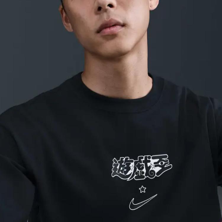 Nike X Ю-Ги-О! Коллаборация SS25 Модная Мягкая Удобная Футболка с Коротким Рукавом Мужские Топы IO7985-010