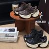 Кожаные кроссовки для папы женские 2025 осень новые популярные толстая подошва увеличивают рост и делают ноги маленькими универсальные спортивные и повседневные туфли женская обувь