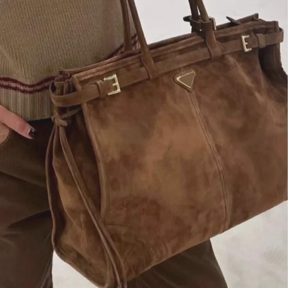 2024 Модная замшевая сумка-тоут — универсальная, большая и маленькая, через плечо для женщин