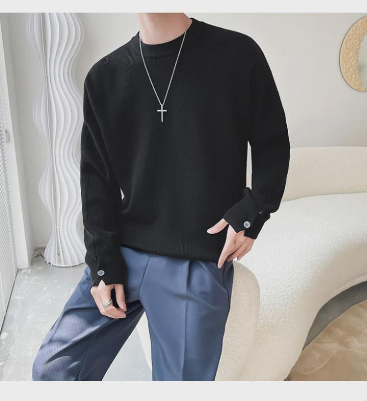 Мужской белый свитер с круглым вырезом и разрезными рукавами