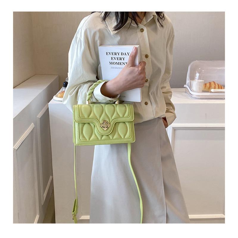 Маленькая и модная ручная маленькая квадратная сумка с нишевым дизайном для женщин. Новая зимняя нишевая сумка 2024 года с текстурой. Сумка через плечо Instagram.