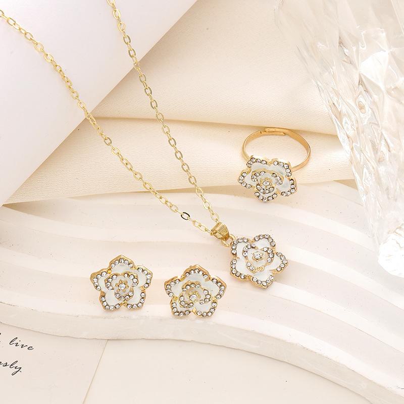 Комплект украшений «Корея Камелия»: Элегантное ожерелье, серьги и кольца в стиле легкой роскоши