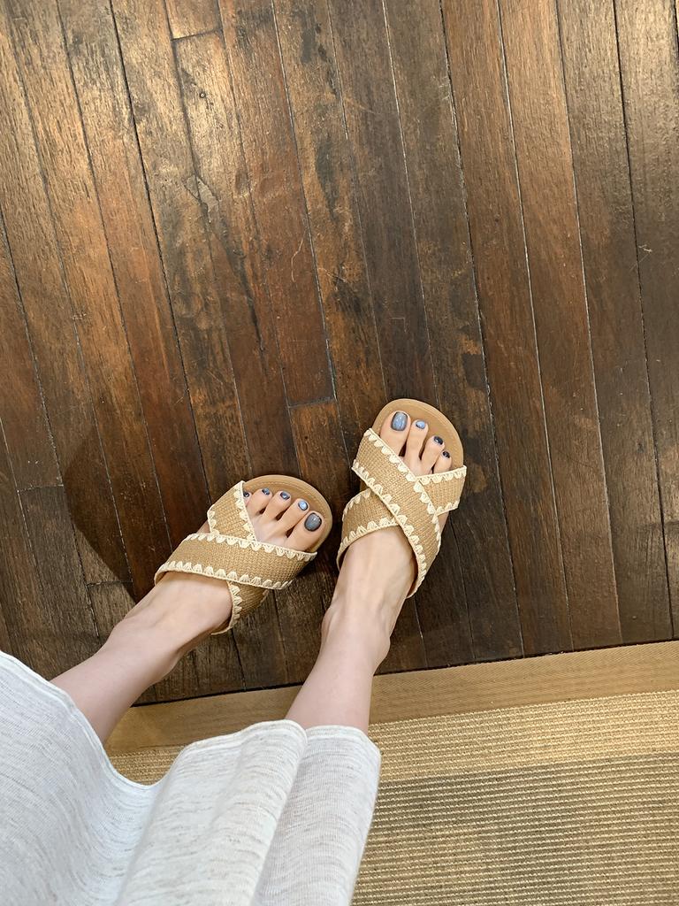 Grape mother has the same lazy style, contrasting colors and versatile weaving cross word with sandals, round head, lazy person, and one pedal sl