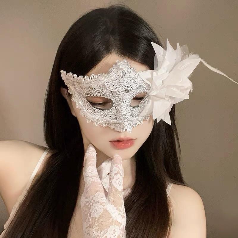 Сексуальная кружевная полумаска с перьями - аксессуар для макияжа на Хэллоуин и маскарада