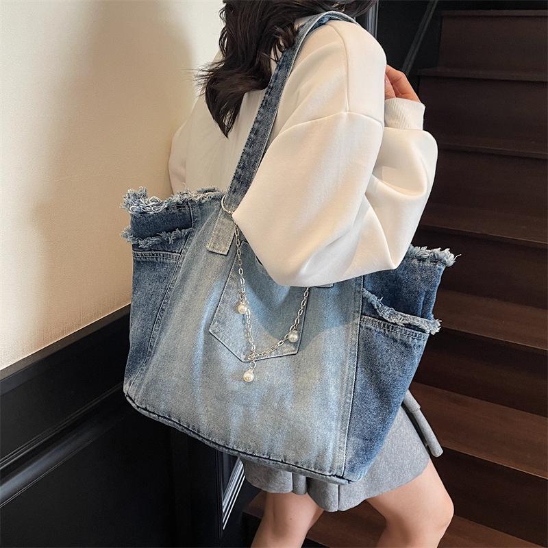 Нишевая джинсовая сумка-тоут с необработанным краем 2025, женская сумка через плечо большой вместимости для поездок на работу с модным шелковым платком