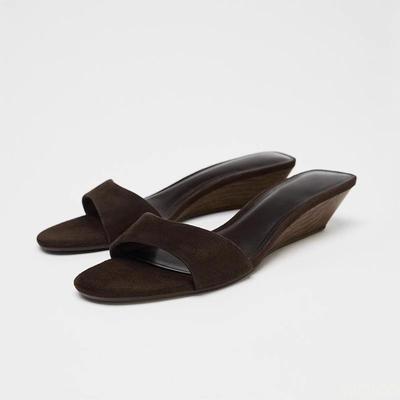 Мода 2025 Женский Новый Стиль Элегантный Наклонный каблук Крутые шлепанцы Летняя Женская Мода Обувь с открытым носком Женские Туфли для Вечеринки