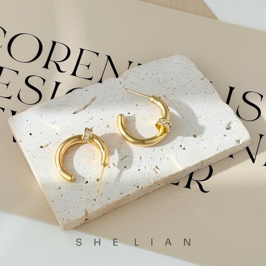 European and American simple zircon nail circle earrings, niche design sense metal earrings, personalized light luxury high-end sense earrings
