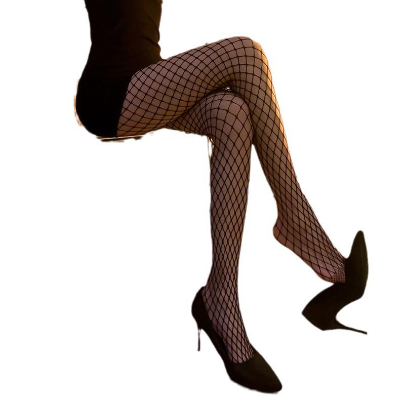 Эротические рвущиеся чулки-сетка и облегающее боди-бельё