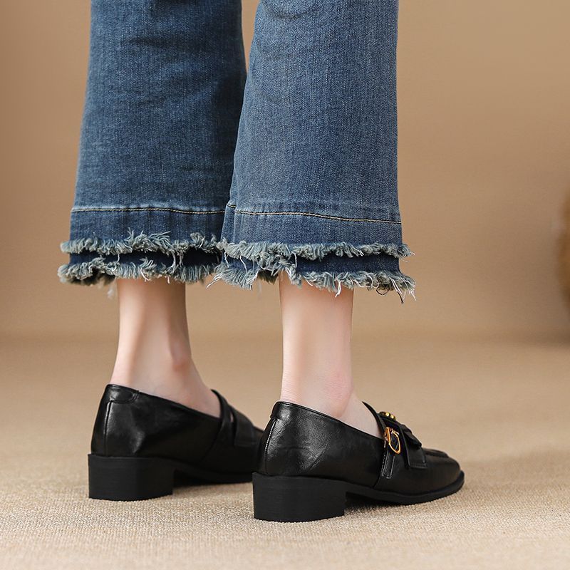 Flat-bottomed Commuter Single Shoes Women's 2025 New Retro Camellia One-word Buckle with Thick Heels Leather Shoes French Mary Jane Shoes