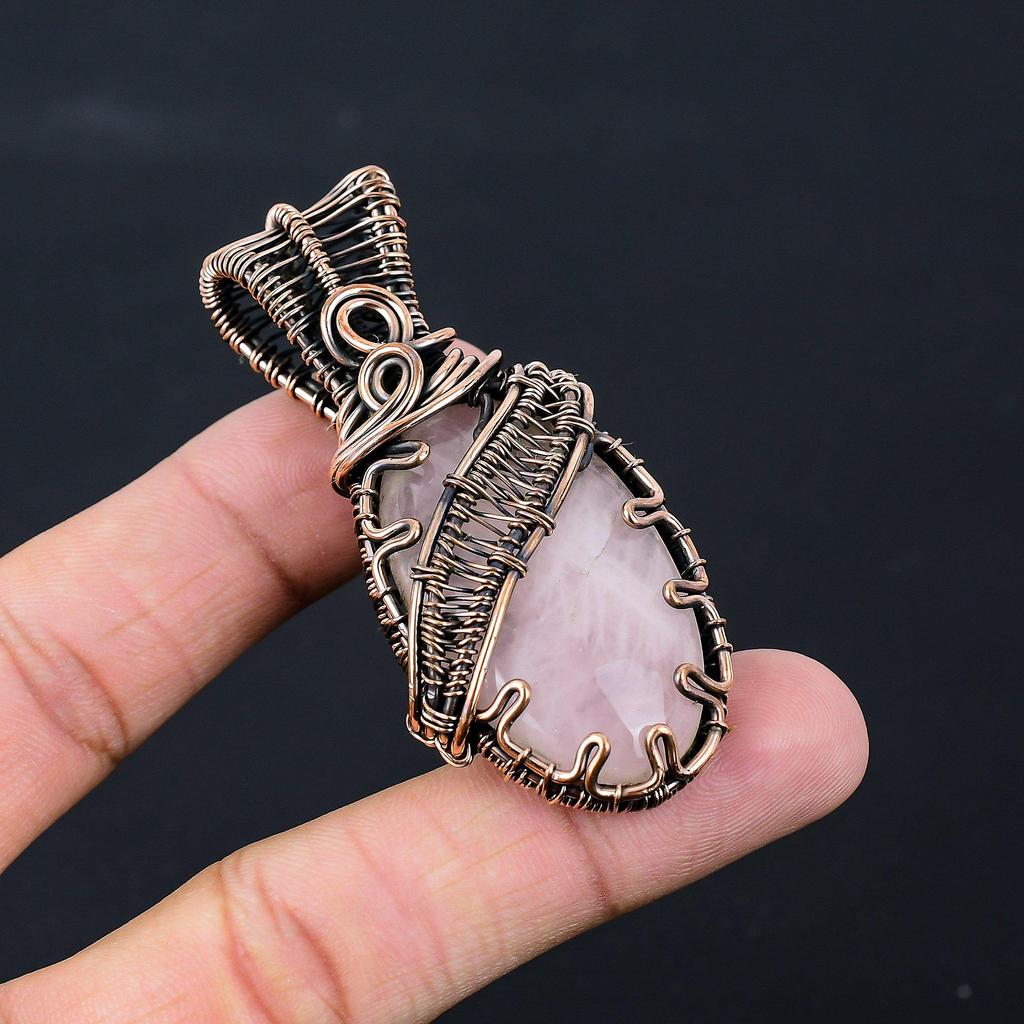 Розовый кварц Драгоценный камень Чистая медная проволока Обернутая ювелирная подвеска ручной работы