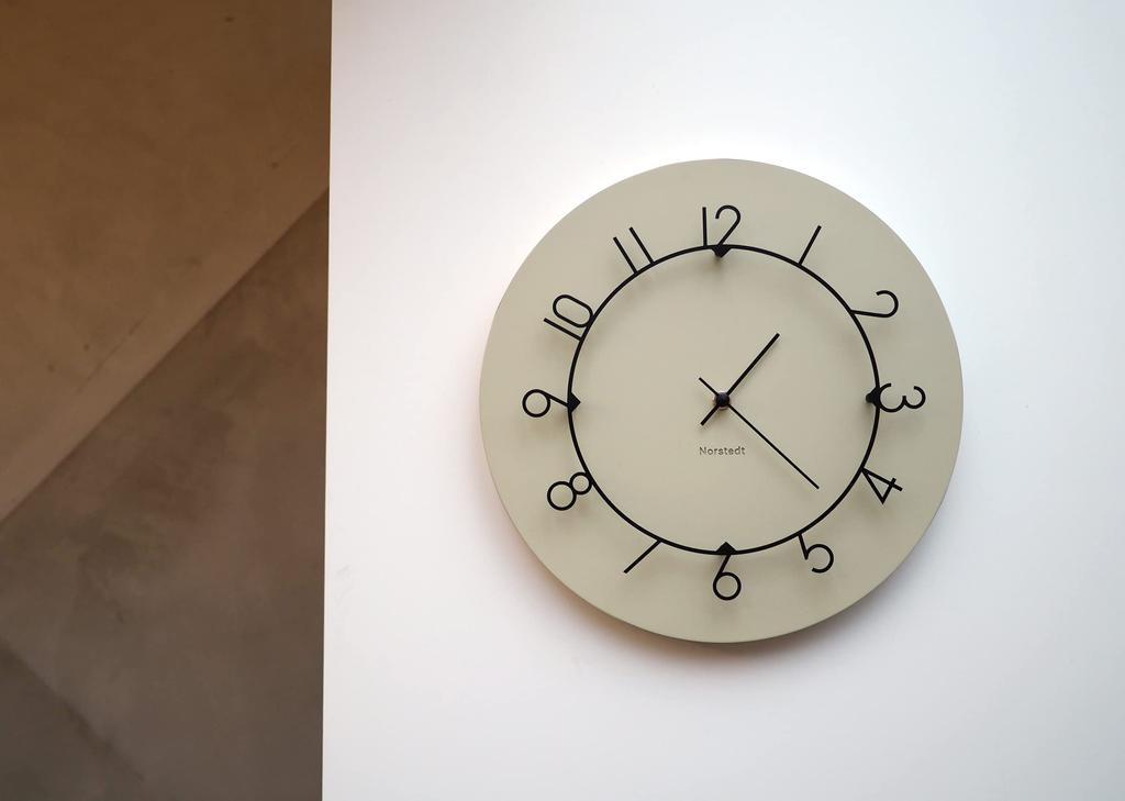 Interform Настенные часы Lou Бежевый Черный Плавный ход CL-4317BE