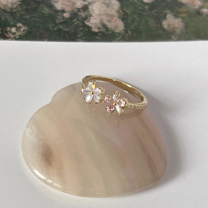 Trendy S925 Pure Silver Ring With Beautiful Pearl Floral Detailing For Women
