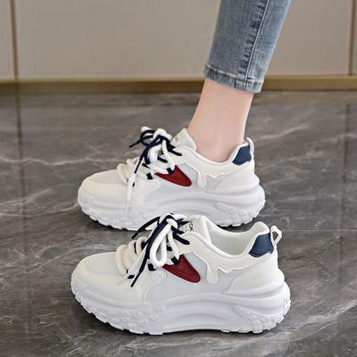 Весенне-летняя женская обувь, дышащая студенческая спортивная обувь, новые сетчатые туфли для пап, повседневные универсальные маленькие белые туфли, увеличивающие рост