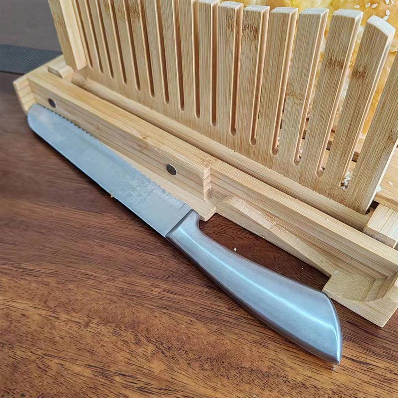 Бамбуковая хлеборезка и разделочная доска для использования на кухне