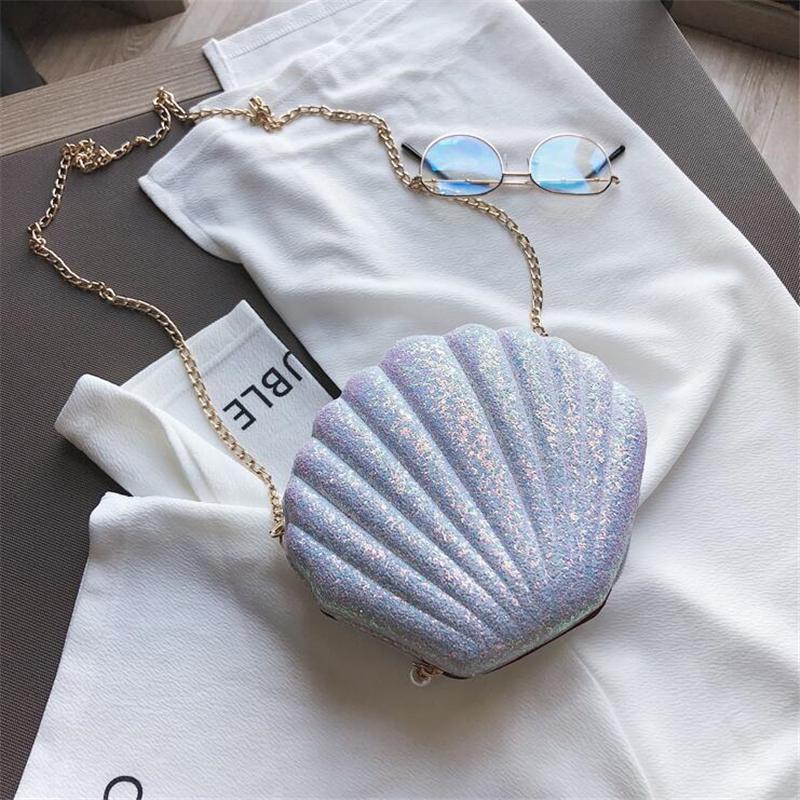 Женская сумочка в виде блестящей раковины