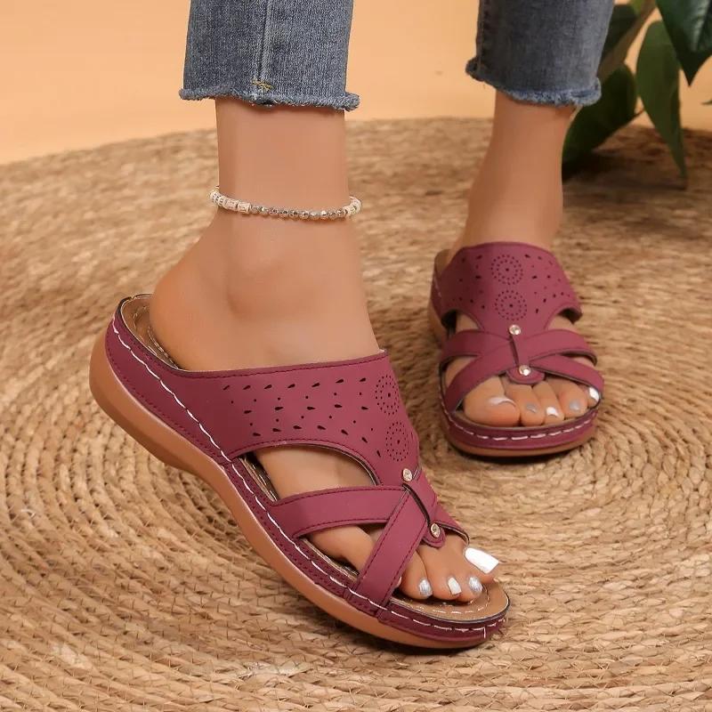 Мода 2024 года, горячая распродажа обуви, женские тапочки с открытым носком, летние римские полые однотонные уличные повседневные пляжные тапочки на танкетке большого размера