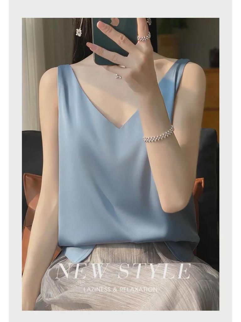 Женская шелковая атласная майка на тонких бретелях с V-образным вырезом – трендовый весенне-летний облегающий внутренний топ
