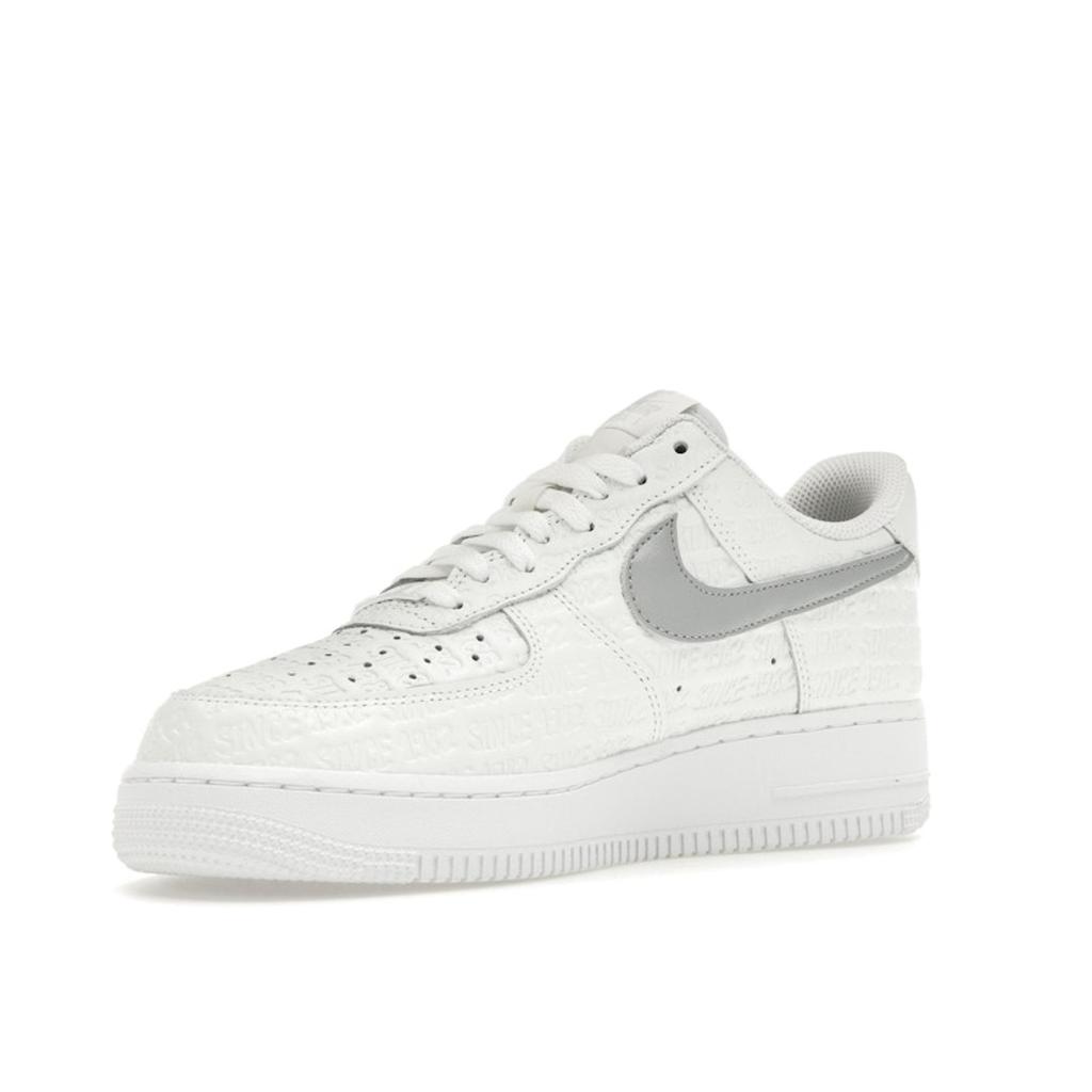 Nike Женские кроссовки Air Force 1 Low с 1982 года, белый саммит-белый металлик-серебристый FJ4823-100