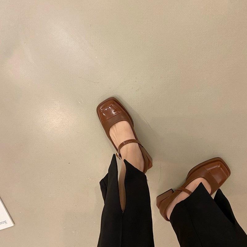 Гонконг Черный квадратный голова мода светлый рот одиночные туфли женские одна пуговица толстый каблук Мэри Джейн маленькие кожаные туфли