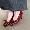Французские женские туфли на высоком каблуке 2025 Новые туфли класса люкс из лакированной кожи с бантом красные свадебные туфли, универсальные, с мелким вырезом и одинарные
