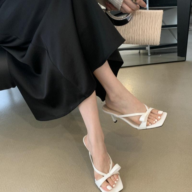 Дизайн Новые тапочки Туфли на высоком каблуке Осень Лучший уличный образ Женские сандалии с бантом и квадратным носком на клипсах и ремешками для женщин Шлепанцы