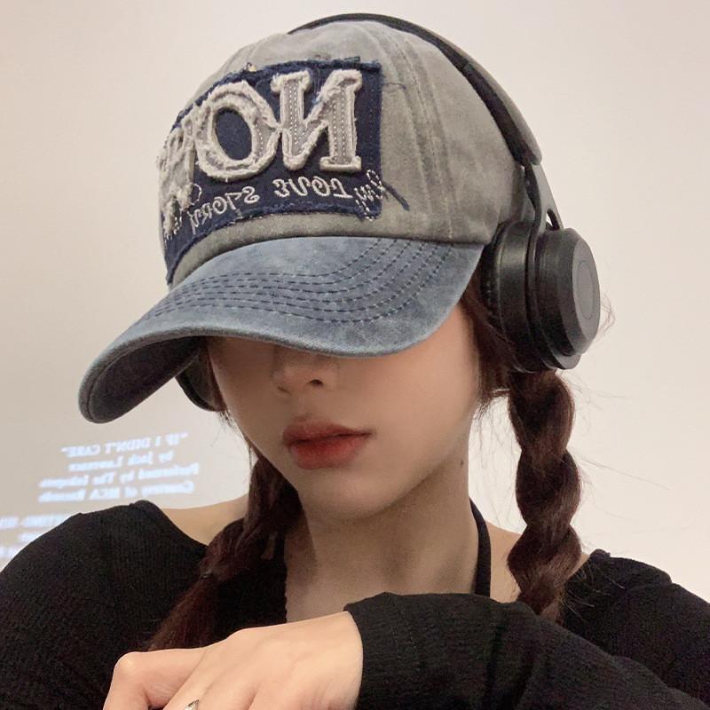 Бейсболка из потертого денима с широкими полями для стильного весенне-летнего образа