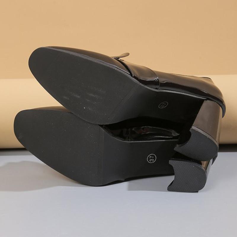 Модные черные туфли-лодочки на каблуке из искусственной кожи для женщин 2025 ретро металлическая отделка слипоны женские туфли квадратный носок нескользящие туфли на высоком каблуке для дам