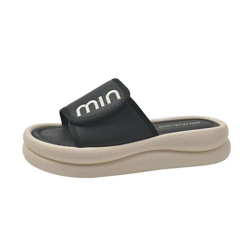 Премиальные крутые шлепанцы на толстой подошве женские летние для улицы 2025 новые повседневные мягкие нескользящие шлепанцы с одним ремешком пляжная обувь