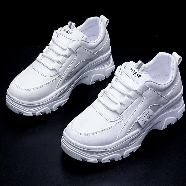 Весна 2024 г., новые женские туфли с толстой подошвой из бисквита и увеличением высоты, однотонные повседневные спортивные туфли для маленьких девочек белого цвета