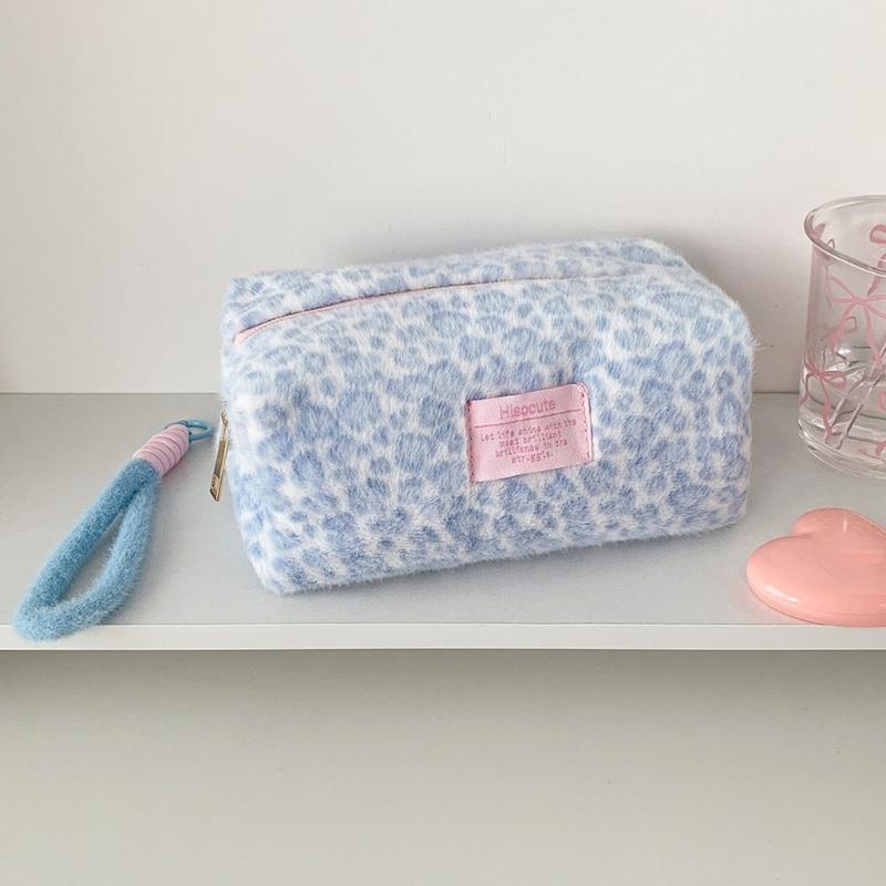Soft Faux Hair Handheld Makeup Storage Pouch Large Capacity Leopard Pattern Cosmetic Case For Gym Skincare Products