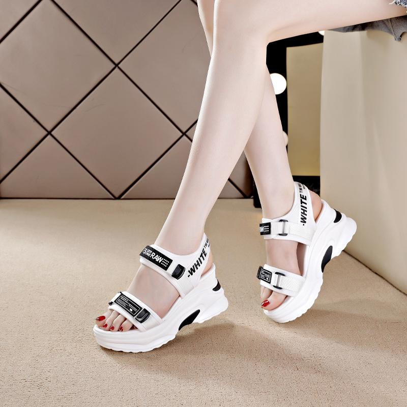 Спортивные сандалии женские новые летние универсальные на платформе, маленькие туфли-маффины, высокие каблуки, повседневная пляжная обувь
