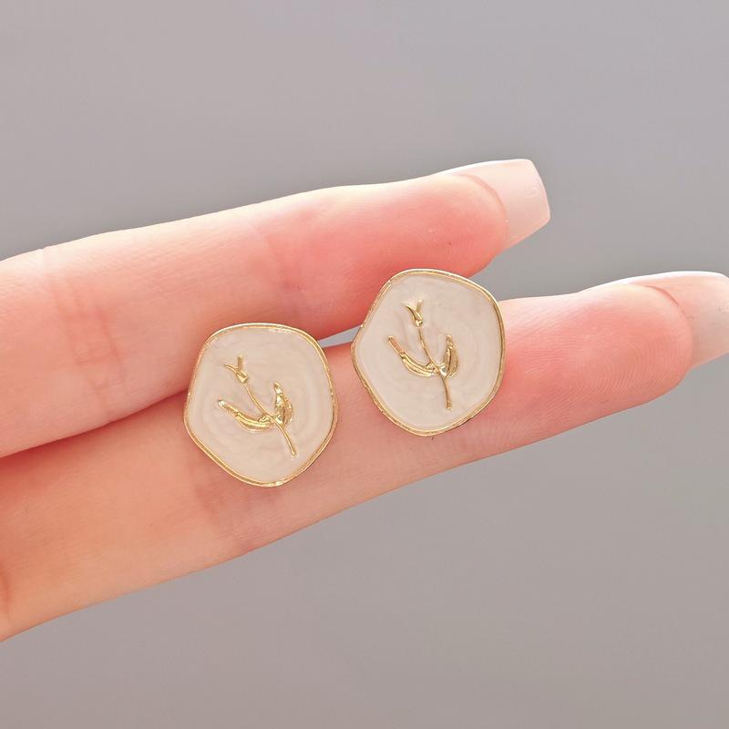 Элегантные простые цветочные серьги 2024 года - легкая роскошная мода