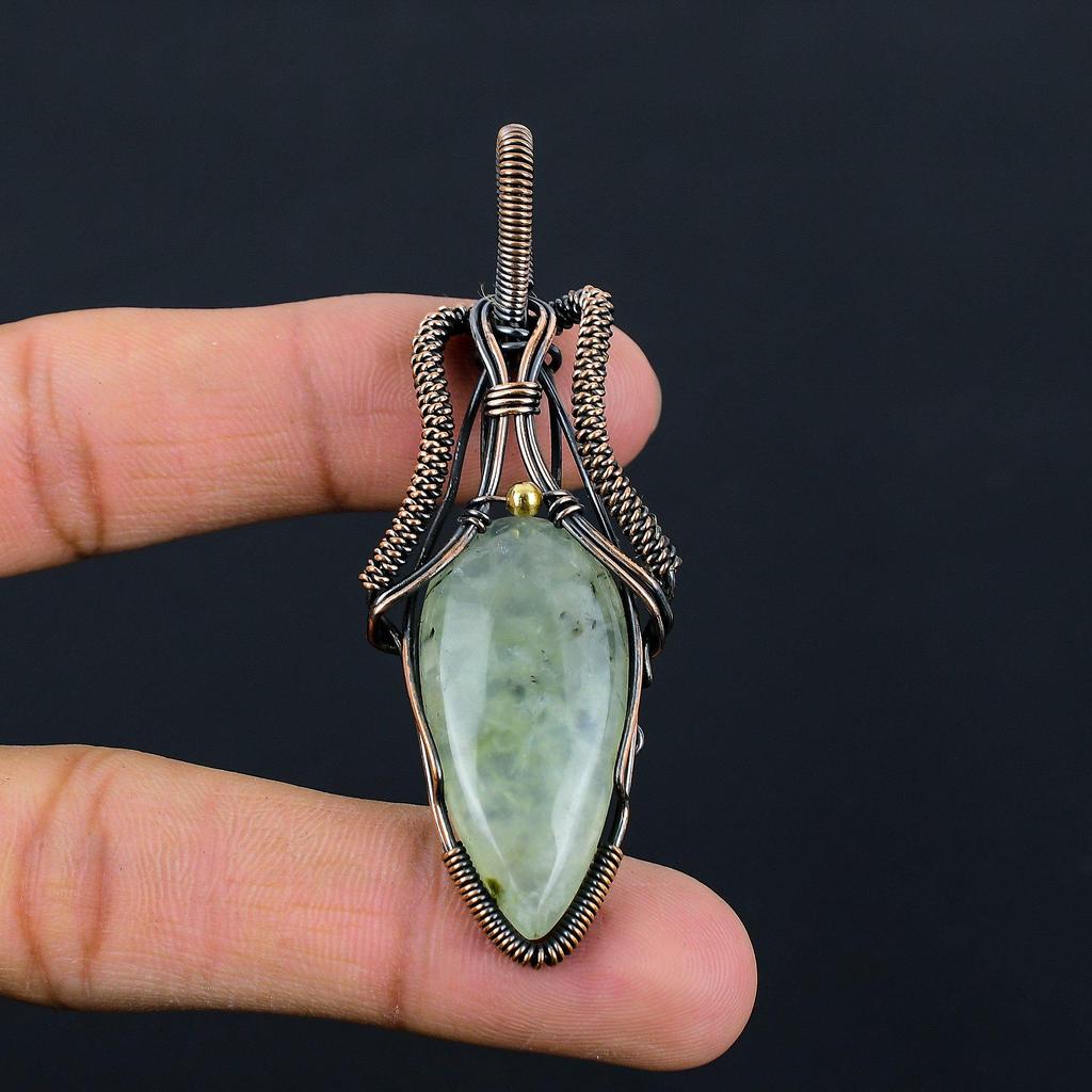 Элегантный драгоценный камень пренит из чистой медной проволоки, обернутый ювелирными изделиями ручной работы