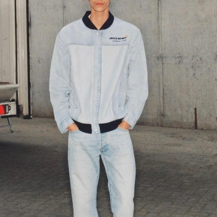 Коллаборация Levis X McLaren Racing FW24 Куртка мужская повседневная на кнопках с рубчатой отделкой края и вышивкой логотипа Светло-голубая A89920000