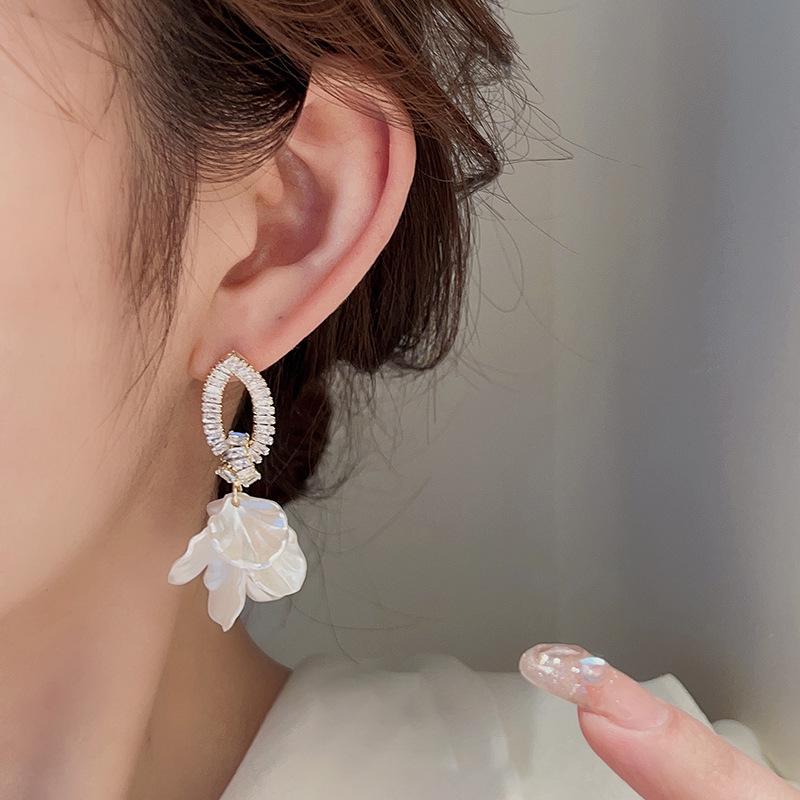 Серьги-гвоздики из серебра S925 с имитацией перламутрового цветка - Элегантные модные серьги 2023 года