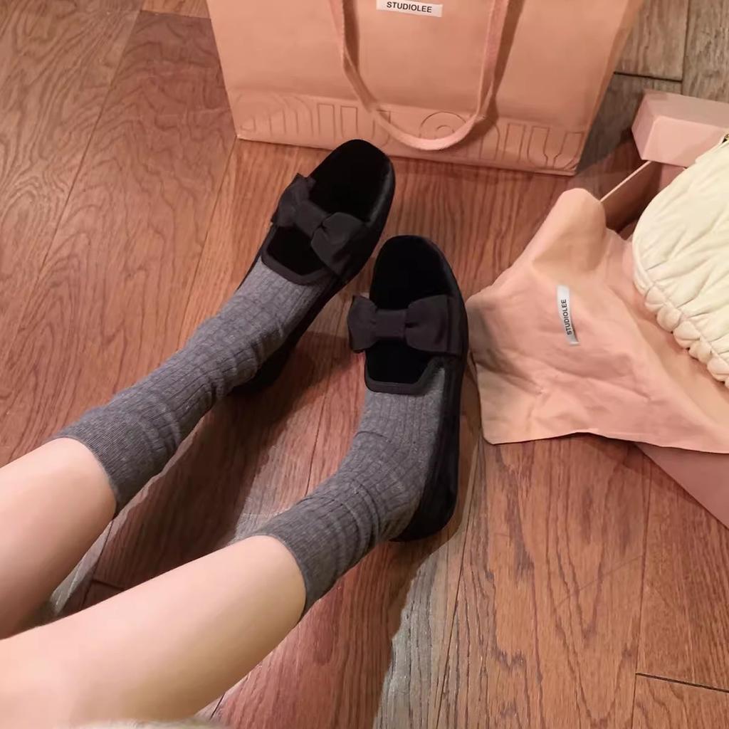 Версия из овчины~ Виноградная мама, тот же стиль, miu, один педаль с бархатным бантом, один педаль с ретро лоферами, женская одинарная обувь.