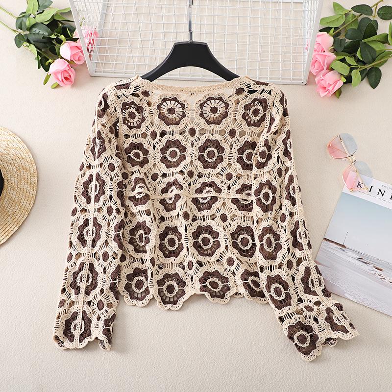 Женский вязаный свитер контрастного цвета в стиле ретро — круглая горловина, ажурный цветочный узор, длинный рукав, идеальный вариант для ранней осени.