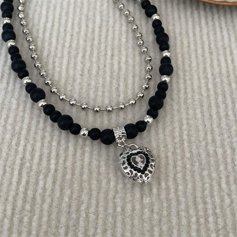 2-Piece Peach Heart Pendant Necklace Design for Women's Fashion Hip Hop Punk Charm Necklace Sweet and Cool Black Beaded Gift