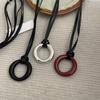 Модное колье с круглым кулоном на кожаном шнурке, изготовленное из прочных материалов, ювелирный аксессуар для ценителей моды