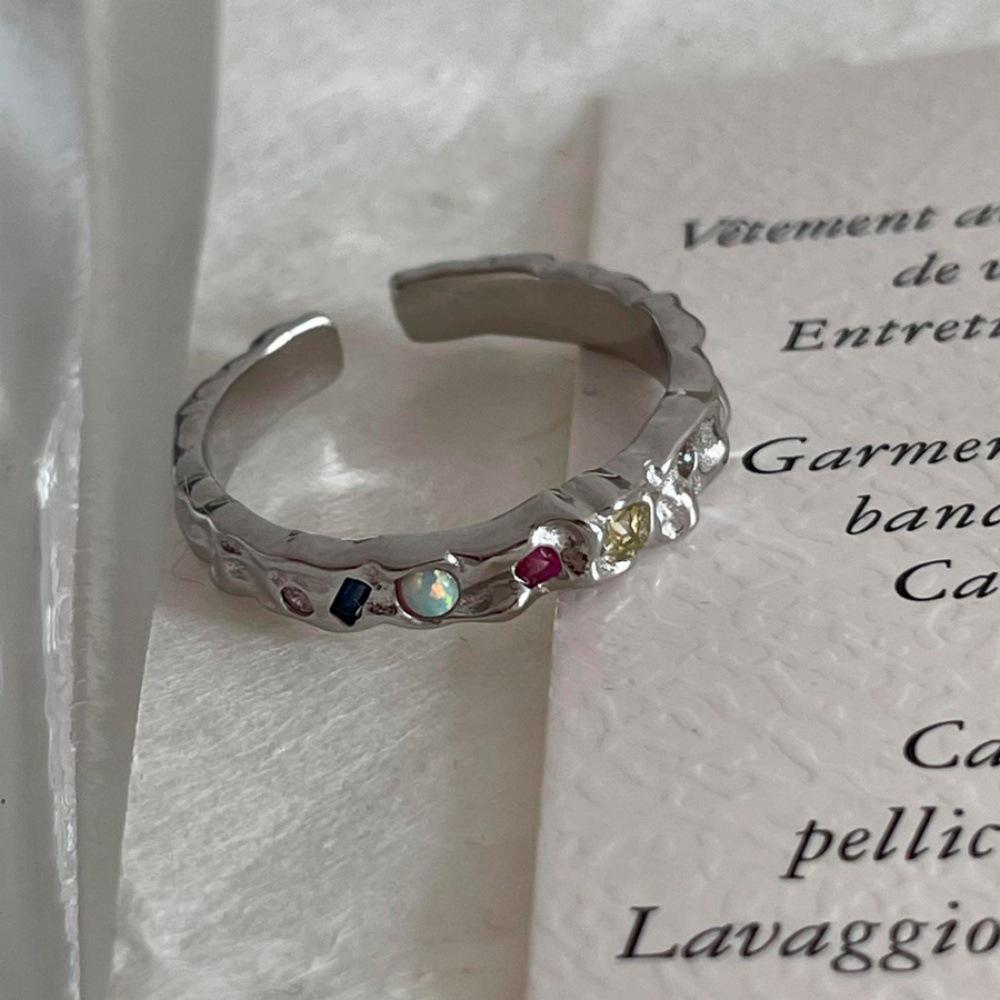 Женское кольцо на указательный палец класса люкс из стерлингового серебра 925 пробы с неправильной формы драгоценным камнем - Не тускнеющее, регулируемое, с легким нишевым дизайном.