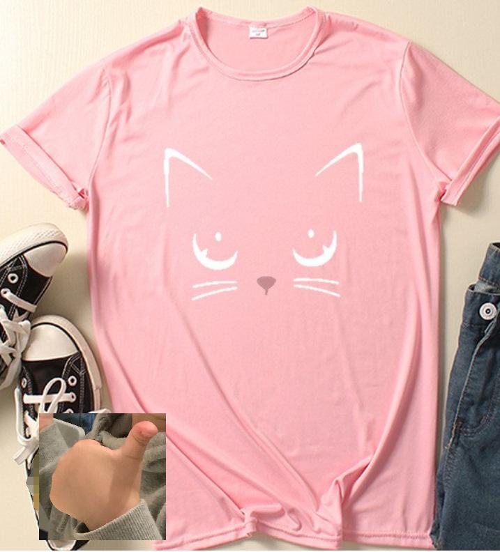 Футболка с короткими рукавами и принтом «Девочка-кошка» 2024 года — повседневная, свободного кроя.