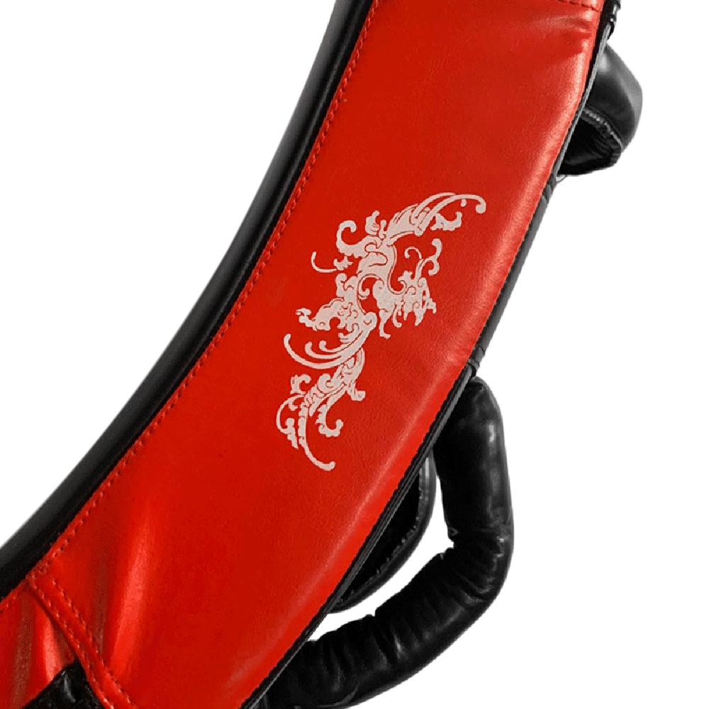 Спортивный щит, блокирующий площадку, боевые искусства, кикбоксинг, спортивная тренировка, удар ногой по мишени