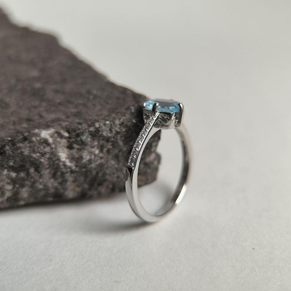 Серебряное кольцо с натуральным топазом 1.402ct, фианитами, вес изделия 2,37 гр (2194477)