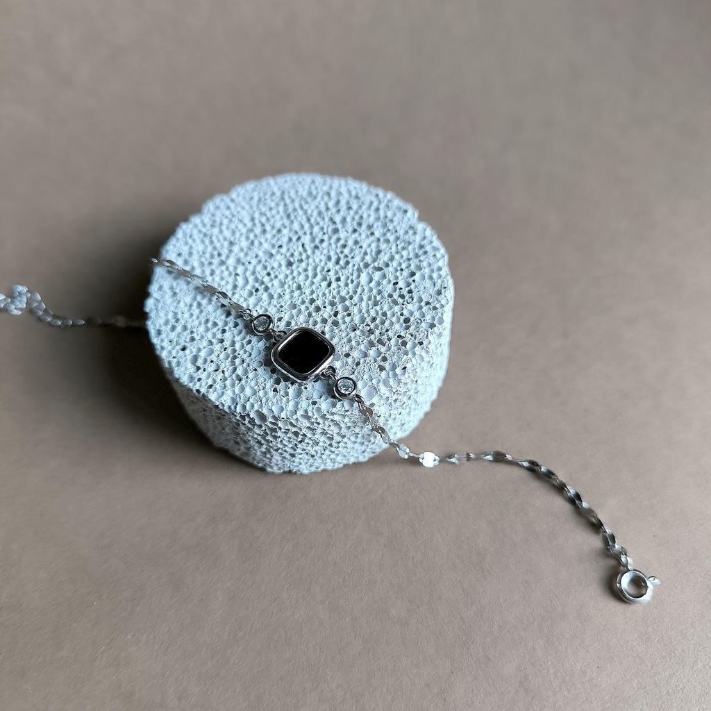 Серебряный браслет с натуральным ониксом, фианитами, вес изделия 2,32 гр (2160281)