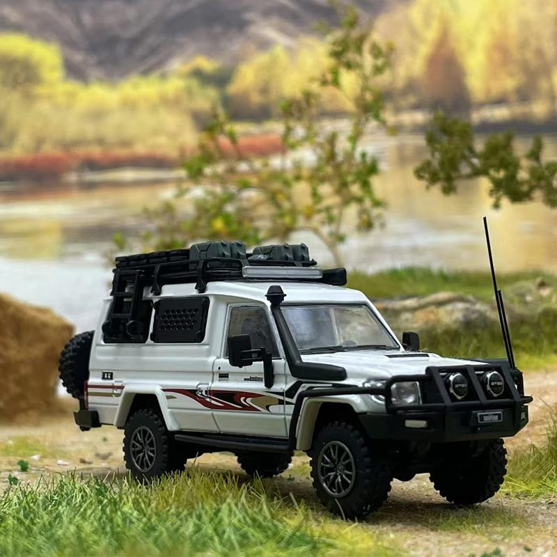lqbn4 Toyota Land Cruiser LC78 1:64 Land cruiser J70 personnel carrier diecast alloy car model, collection ornament, adult decoration.