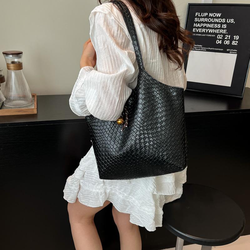 Женская плечевая сумка большой вместимости 2025 зима новая универсальная сумка для поездок на работу, сумка под мышкой, популярная сумка-тоут тренд этого года